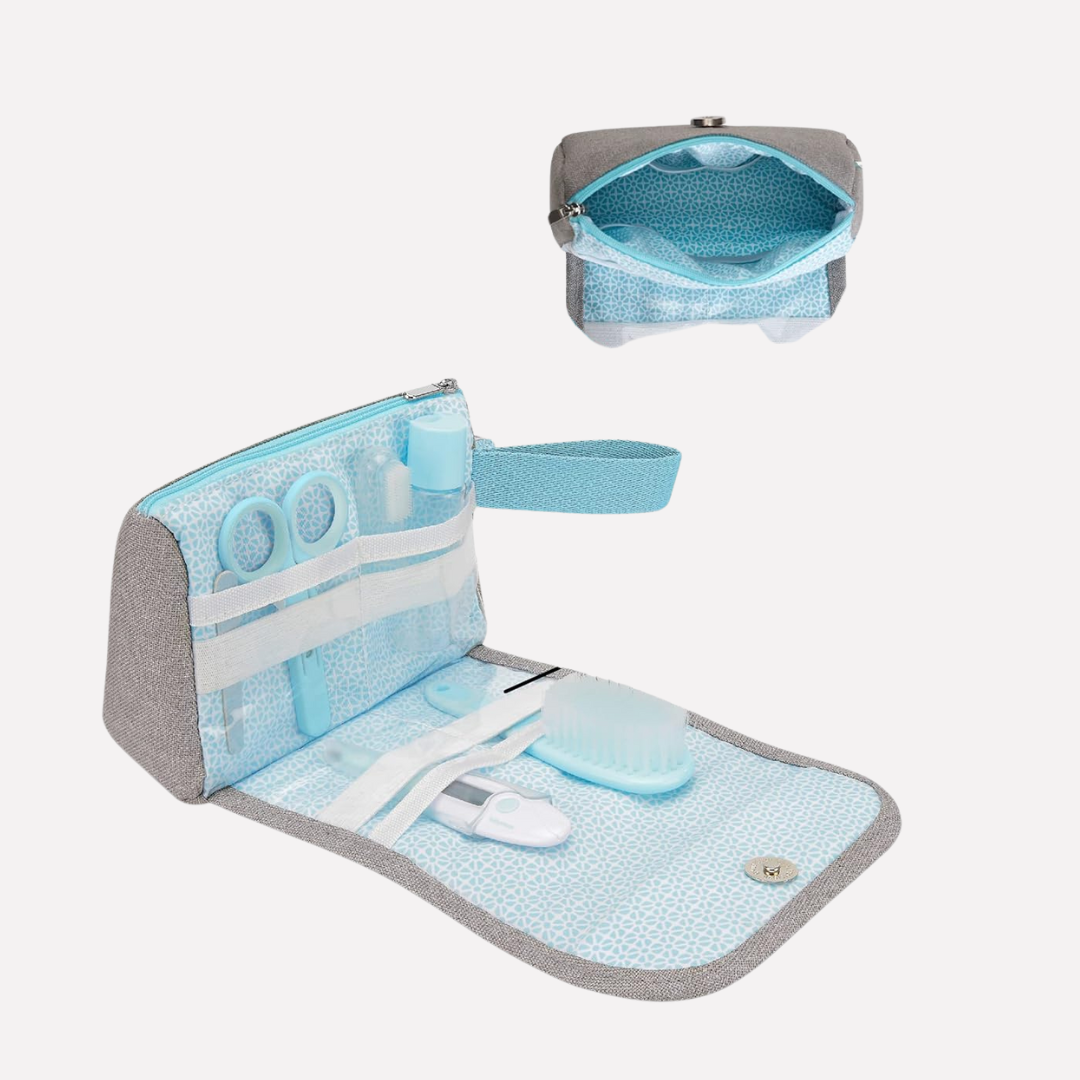 Trousse de Soin Bébé Nomade en gris et bleu avec accessoires essentiels pour bébé
